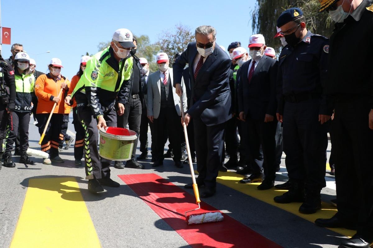 Mersin&rsquo;de yaya ge&ccedil;itlerinde &rsquo;kırmızı &ccedil;izgi uygulaması&rsquo; başladı