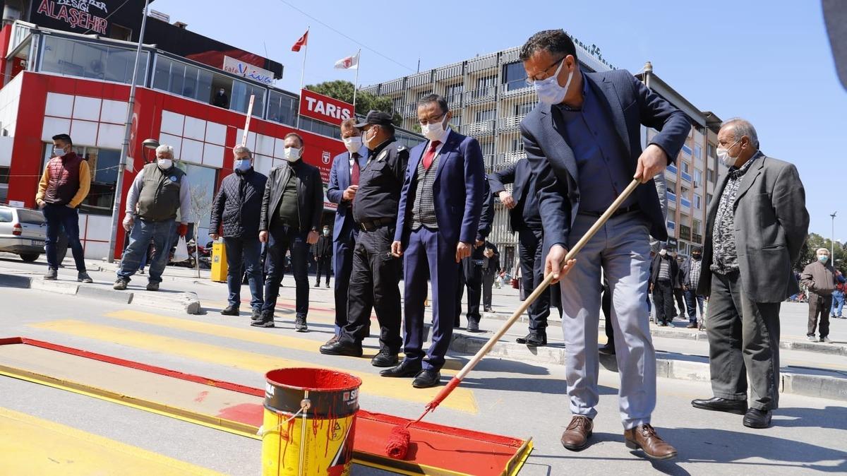 Kaymakam ve başkan yaya ge&ccedil;idini kırmızıya boyadı