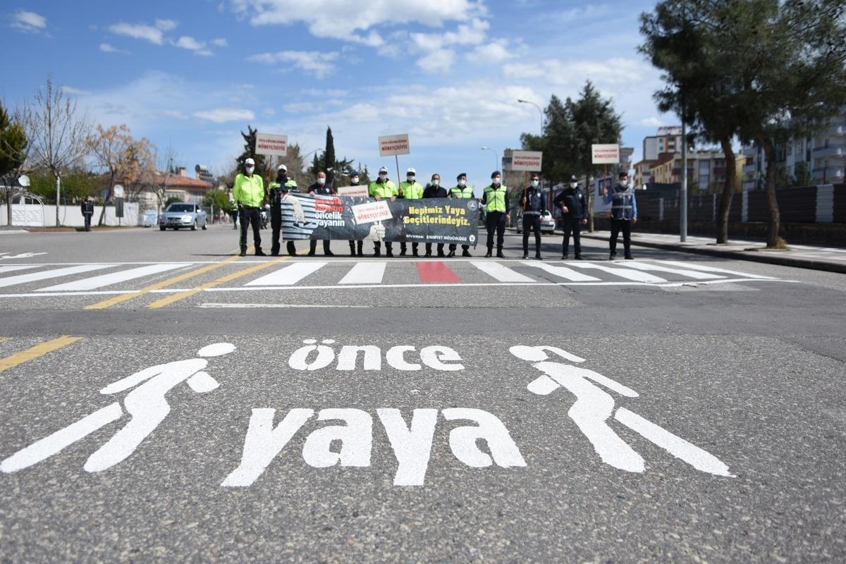 Siverek&rsquo;te, yaya ge&ccedil;itlerinde &ouml;ğrencilerle &rsquo;kırmızı &ccedil;izgi&rsquo; etkinliği