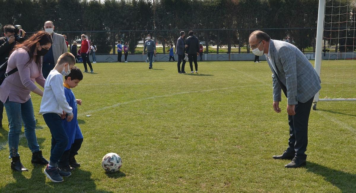 Otizmli &ccedil;ocuklar Turgutluspor antrenmanında