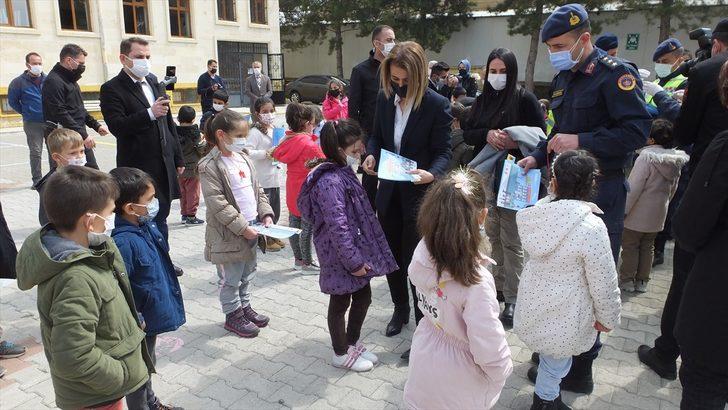 Kırşehir, Nevşehir, Sivas, Kayseri, Yozgat ve Niğde'de "Yaya Önceliği Kırmızı Çizgimizdir" etkinliği düzenlendi G1
