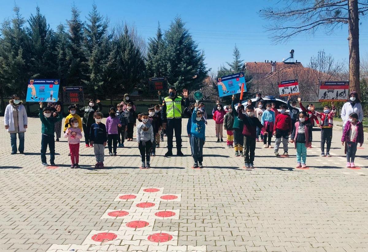 Jandarmadan "Yayalar Kırmızı &Ccedil;izgimiz" Uygulaması