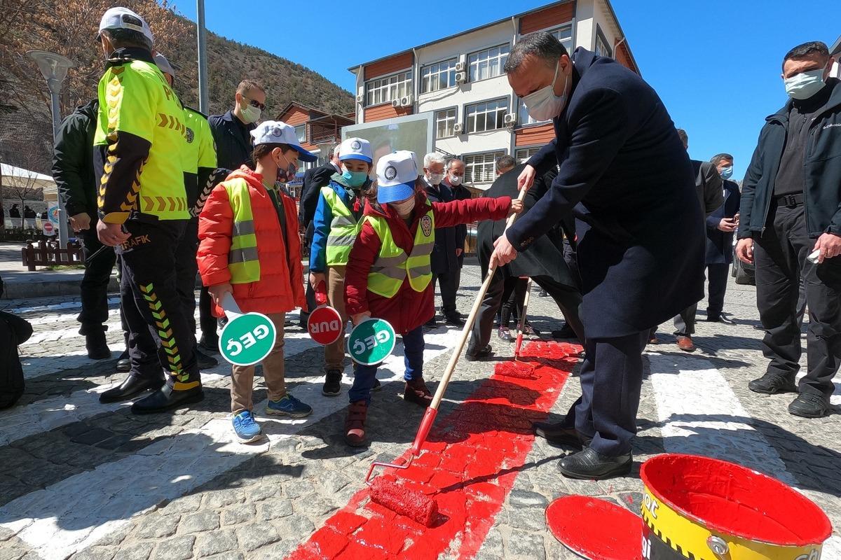 G&uuml;m&uuml;şhane&rsquo;de kırmızı &ccedil;izgiler &ccedil;ekildi