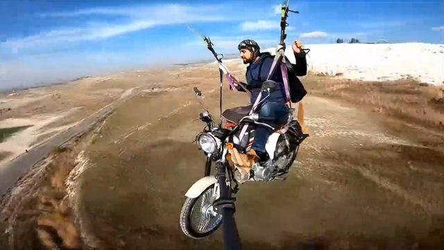 Yamaç paraşütüne bağladığı motosikletle Pamukkale semalarında böyle uçtu