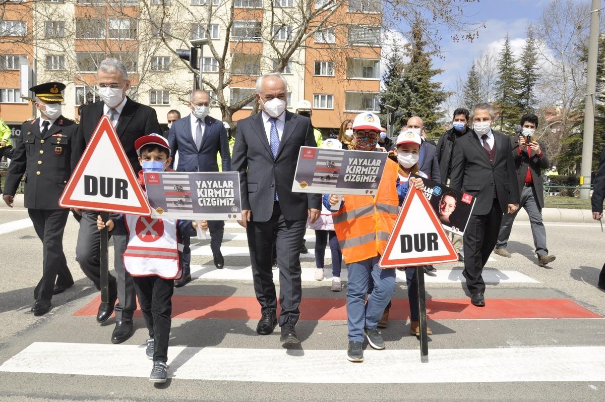 Eskişehir&rsquo;de de yaya ge&ccedil;itleri kırmızıya boyandı
