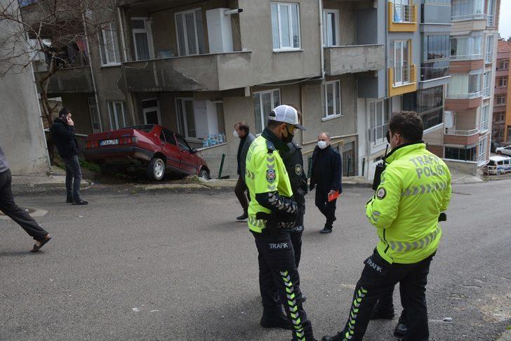 Sinop’ta park halindeki otomobil evin balkonuna girdi G2
