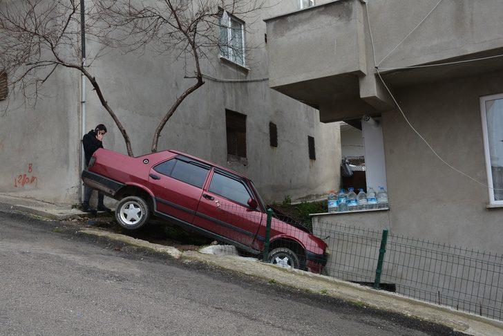 Sinop’ta park halindeki otomobil evin balkonuna girdi G3