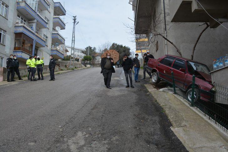 Sinop’ta park halindeki otomobil evin balkonuna girdi G4