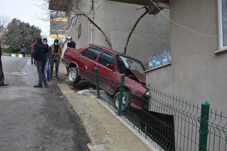 Sinop’ta park halindeki otomobil evin balkonuna girdi G5