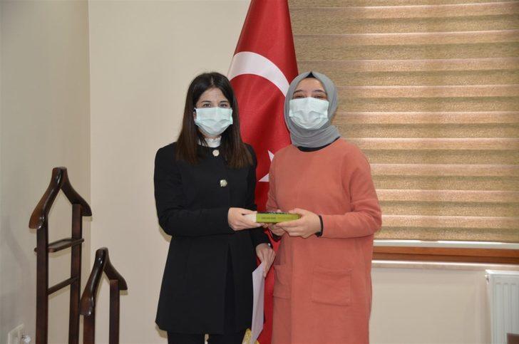 Hediyeleri kaymakam ablalarından G3