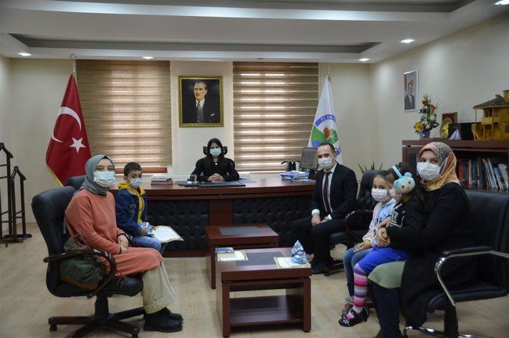 Hediyeleri kaymakam ablalarından G4