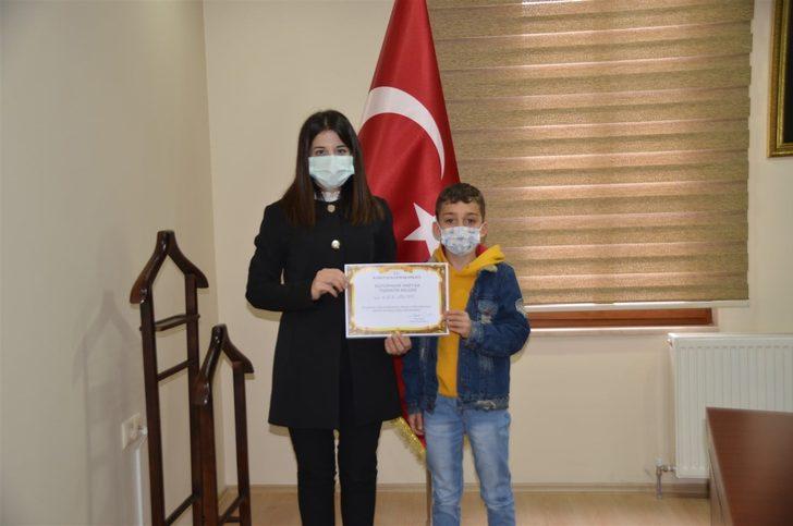 Hediyeleri kaymakam ablalarından G5