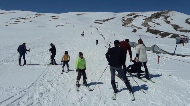 Çaldıran’da bahar mevsiminde kayak keyfi