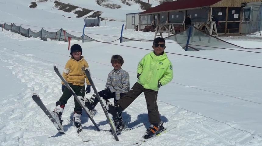 Çaldıran’da bahar mevsiminde kayak keyfi