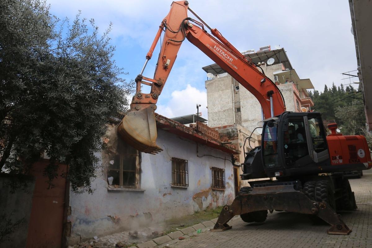 Tehlike sa&ccedil;an metruk bina Efeler Belediyesi tarafından yıkıldı