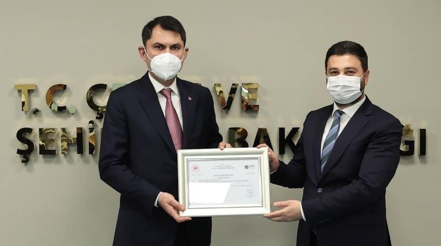 Bakan Kurum, Başkan &Ouml;ztekin&rsquo;e Sıfır Atık Belgesi&rsquo;ni takdim etti