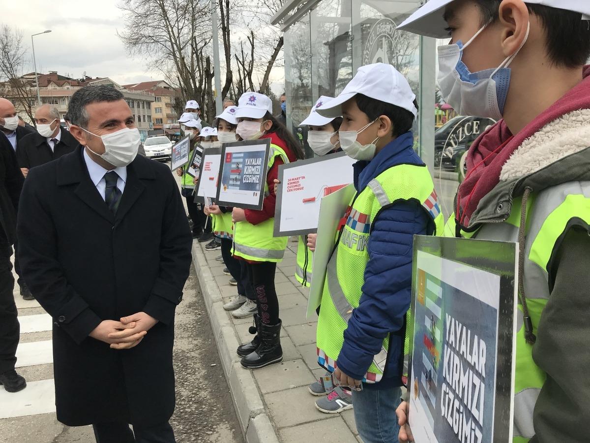 Yaya &ouml;ncelikli trafik i&ccedil;in kırmızı &ccedil;izgi &ccedil;ekildi
