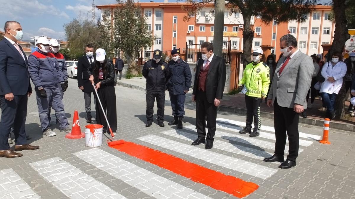 Burhaniye&rsquo;de Kaymakam Memiş &ouml;ğrencilerle kırmızı &ccedil;izgi &ccedil;izdi