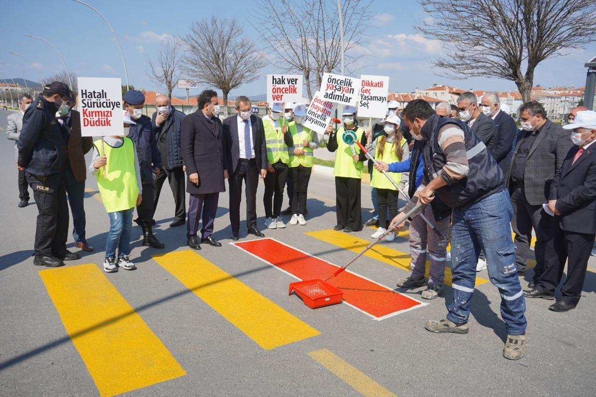 Ayvalık&rsquo;ta yaya şeritlerine kırmızı&ccedil;izgi