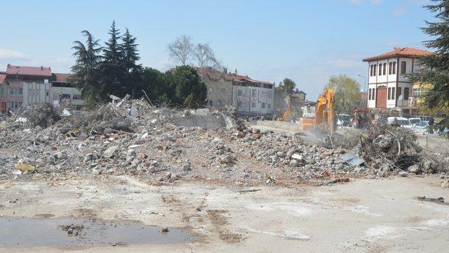 Niksar’da yeni hükümet konağı için eski otogar binası yıkıldı