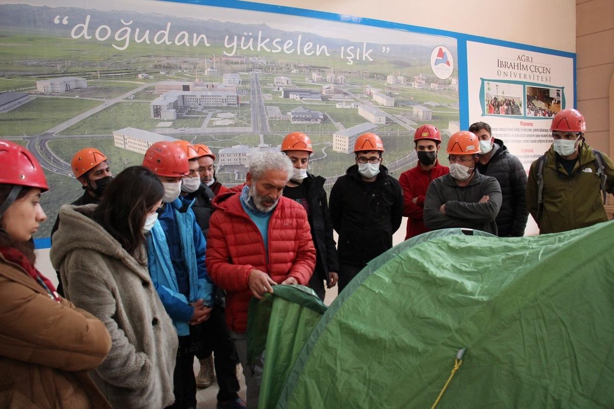 Aİ&Ccedil;&Uuml;&rsquo;de Ağrı Dağı&rsquo;nda rehberlik yapacaklar i&ccedil;in temel dağcılık eğitimi veriliyor
