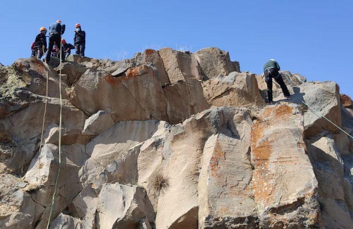 AİÇÜ’de Ağrı Dağı’nda rehberlik yapacaklar için temel dağcılık eğitimi veriliyor G3
