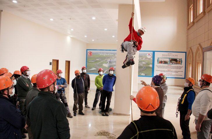 AİÇÜ’de Ağrı Dağı’nda rehberlik yapacaklar için temel dağcılık eğitimi veriliyor G4