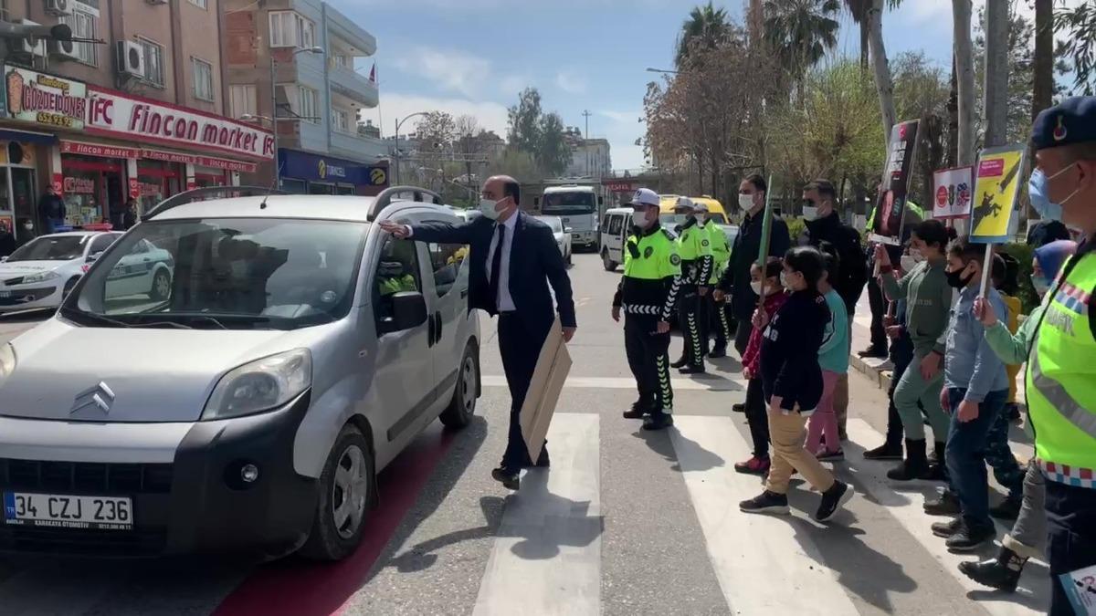 Kırmızı &ccedil;izgi uygulamasında kaymakam ezilmekten son anda kurtuldu