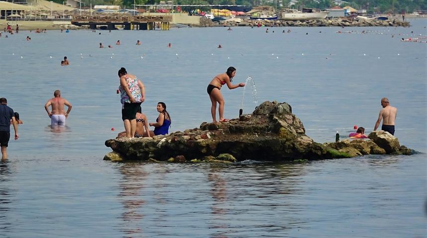 Edremit'te şaşırtan görüntü! Yüzerek gidilen kayalıklara yürüyerek ulaştılar