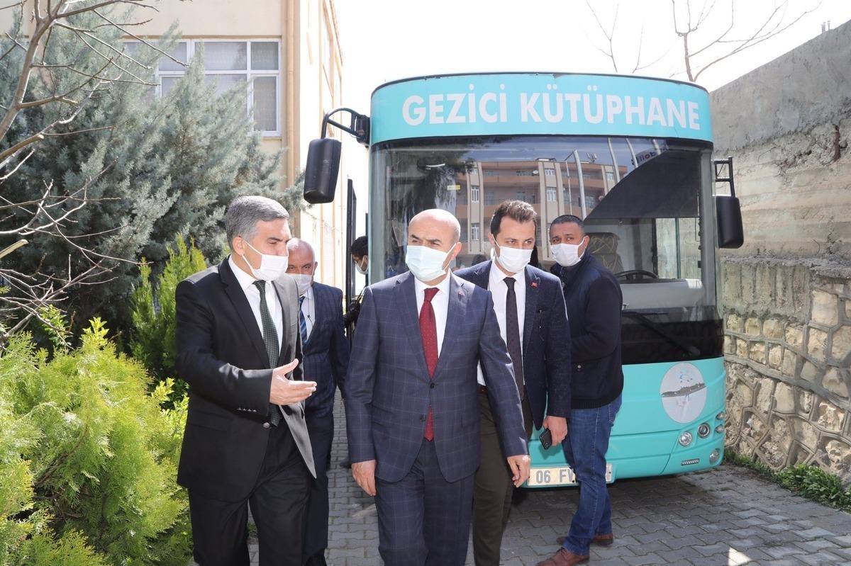 Mardin Valisi Demirtaş İl Halk K&uuml;t&uuml;phanesinde incelemelerde bulundu