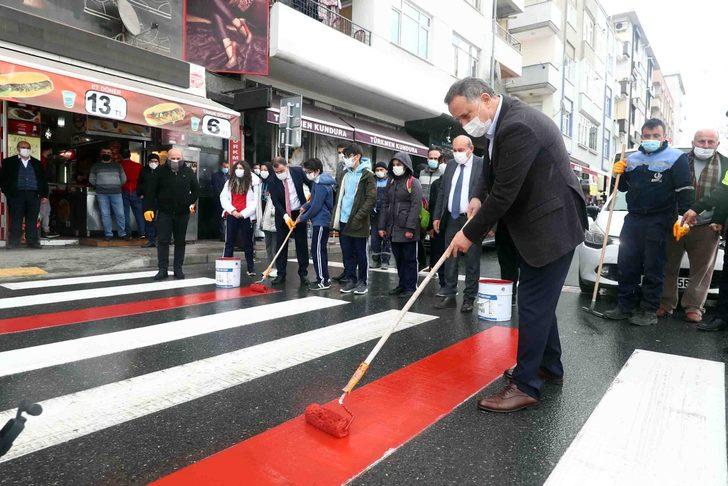 Bağcılar Kaymakamı Eldivan ve Başkan Çağırıcı yaya geçitlerini kırmızıya boyadı G2