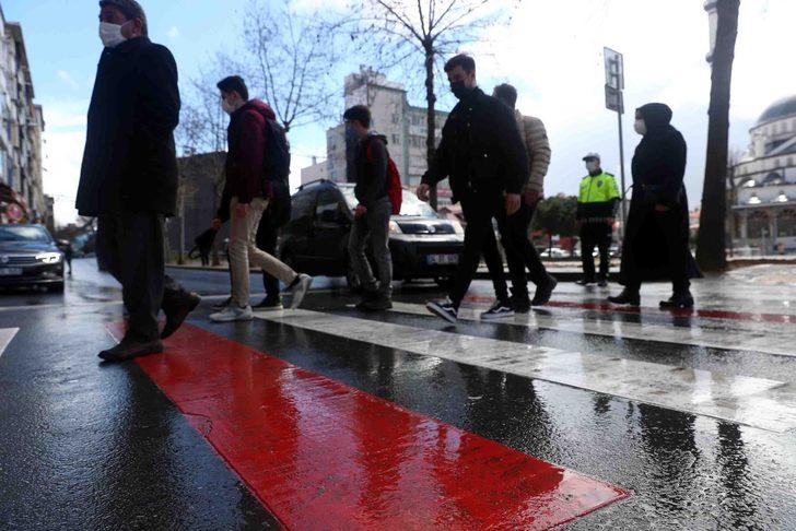 Bağcılar Kaymakamı Eldivan ve Başkan Çağırıcı yaya geçitlerini kırmızıya boyadı G4