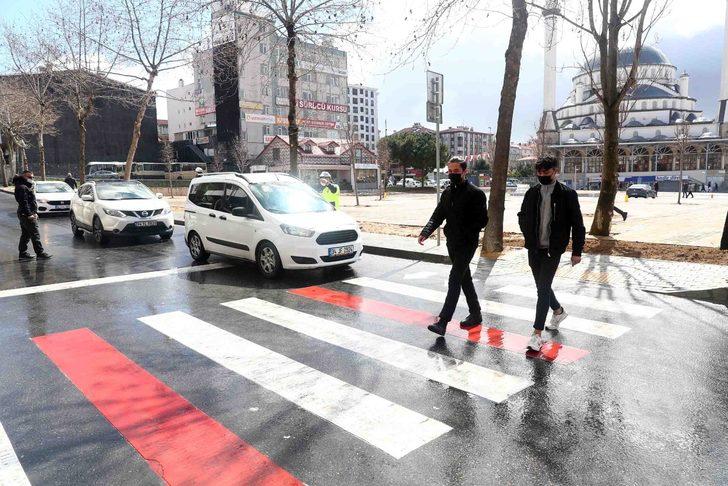 Bağcılar Kaymakamı Eldivan ve Başkan Çağırıcı yaya geçitlerini kırmızıya boyadı G5