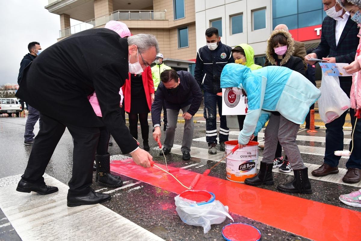 Tuzla&rsquo;da yaya ge&ccedil;itleri kırmızıya boyandı