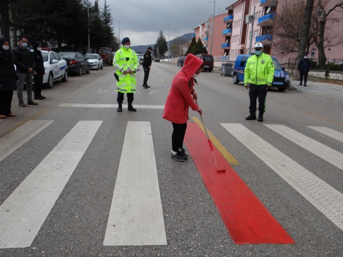 G&ouml;lpazarı&rsquo;nda da yayalar i&ccedil;in kırmızı &ccedil;izgi &ccedil;ekildi