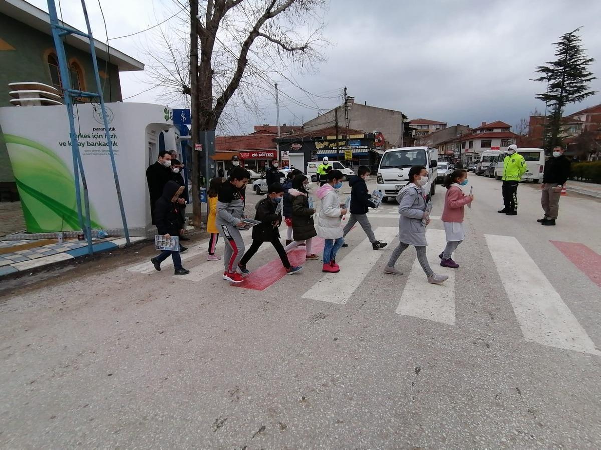 &Ouml;ğrencilere kırmızı d&uuml;d&uuml;k, s&uuml;r&uuml;c&uuml;lere broş&uuml;r dağıtıldı