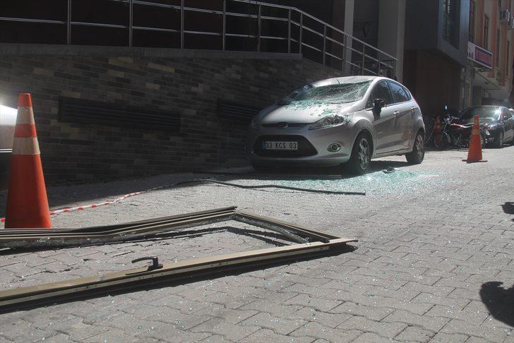 Mersin'de binadan pencerenin düşmesi güvenlik kamerasınca kaydedildi G1