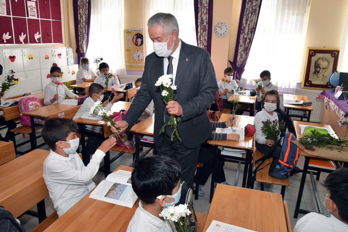 Minik &Ccedil;ınar mesaj g&ouml;nderdi, Başkan Başdeğirmen yerel y&ouml;netimleri anlattı