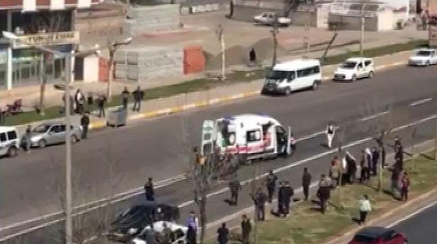 Yolun karşısına ge&ccedil;mek isteyen kadına otomobil &ccedil;arptı