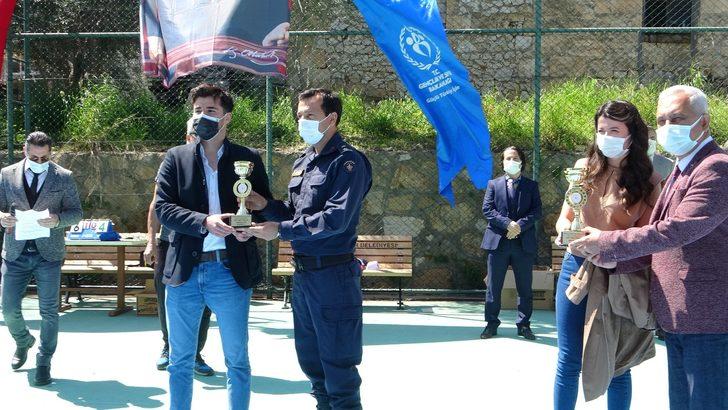 Kozan’da tenis turnuvasında kupalar sahiplerini buldu G2