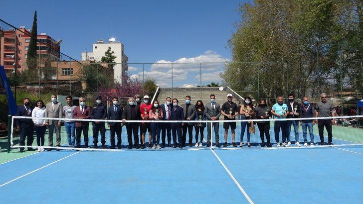 Kozan’da tenis turnuvasında kupalar sahiplerini buldu G3