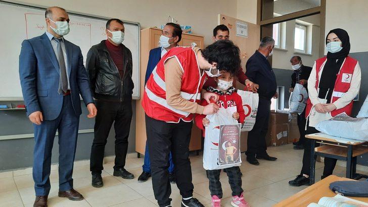 Kızılay’dan öğrencilere kıyafet yardımı G1