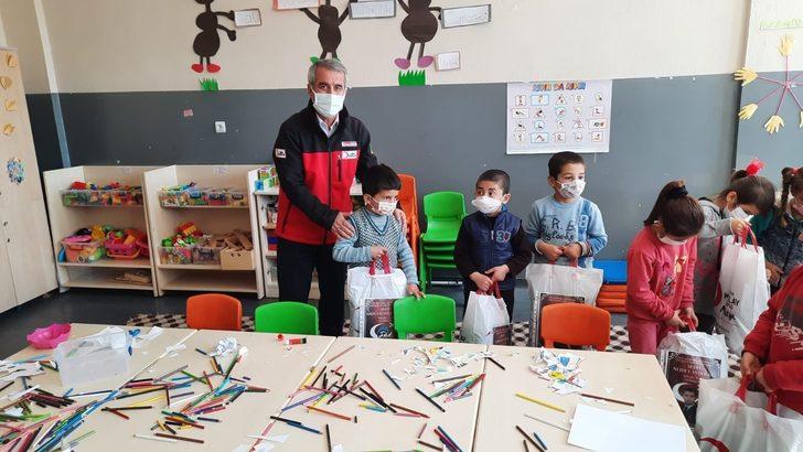 Kızılay’dan öğrencilere kıyafet yardımı G2