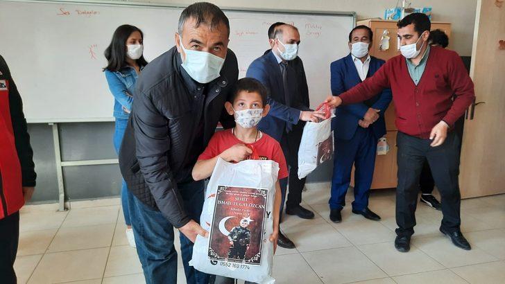 Kızılay’dan öğrencilere kıyafet yardımı G3