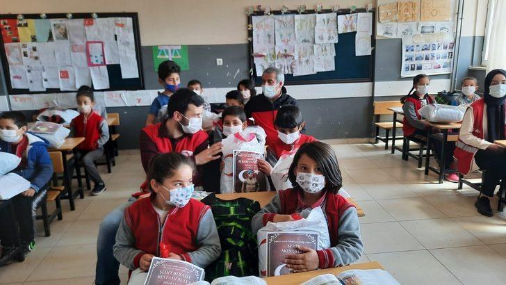 Kızılay’dan öğrencilere kıyafet yardımı G4