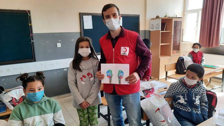 Kızılay’dan öğrencilere kıyafet yardımı G5