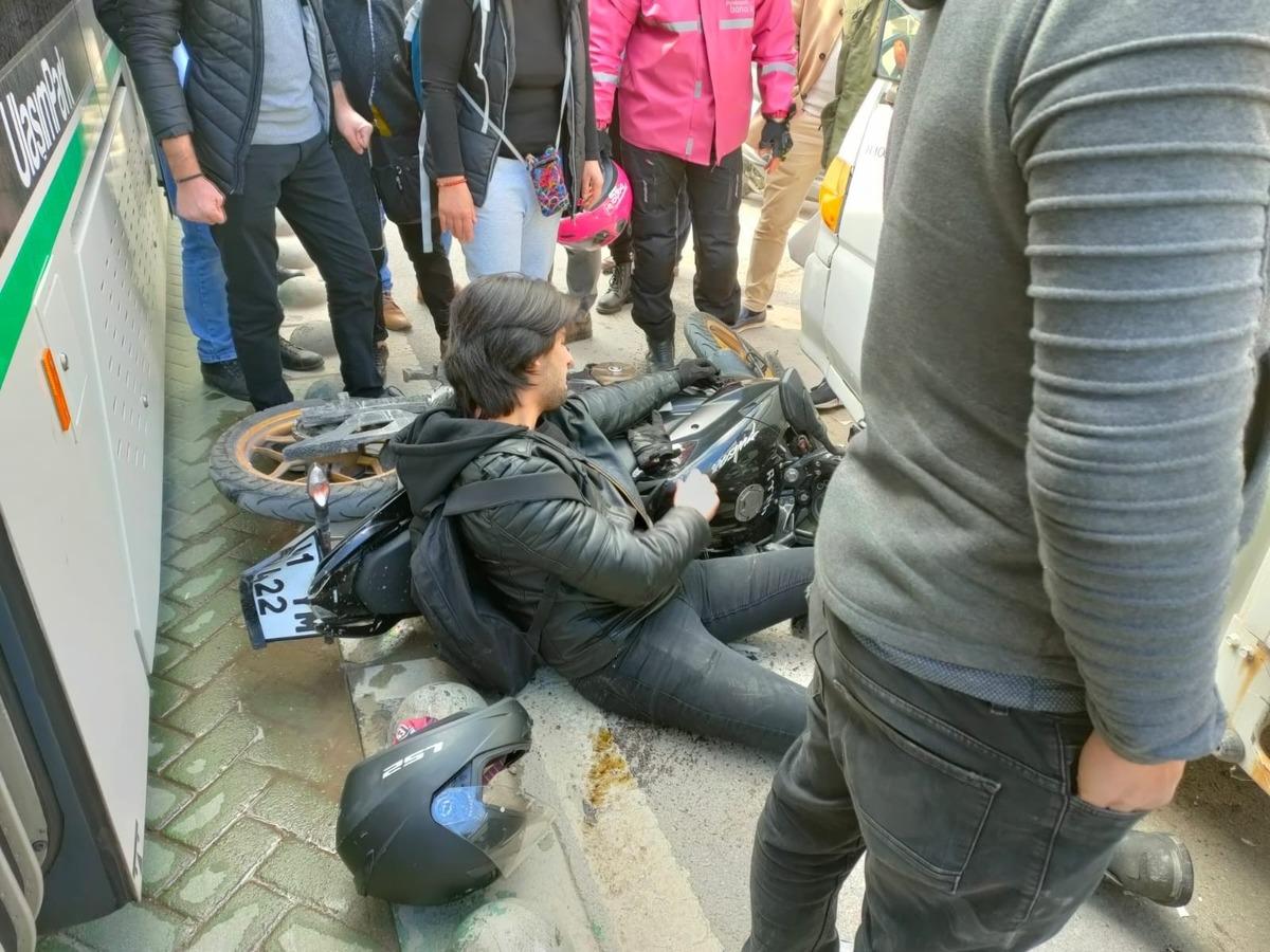 Tramvayın &ccedil;arptığı motosiklet s&uuml;r&uuml;c&uuml;s&uuml; şans eseri kurtuldu