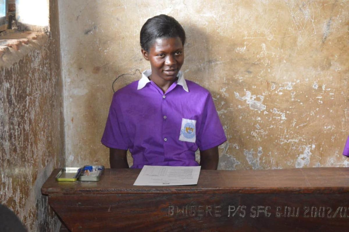 Uganda&rsquo;da 38 yaşındaki kadın yıllar sonra ilkokula başladı