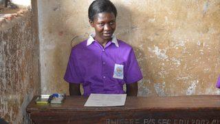 Uganda’da 38 yaşındaki kadın yıllar sonra ilkokula başladı