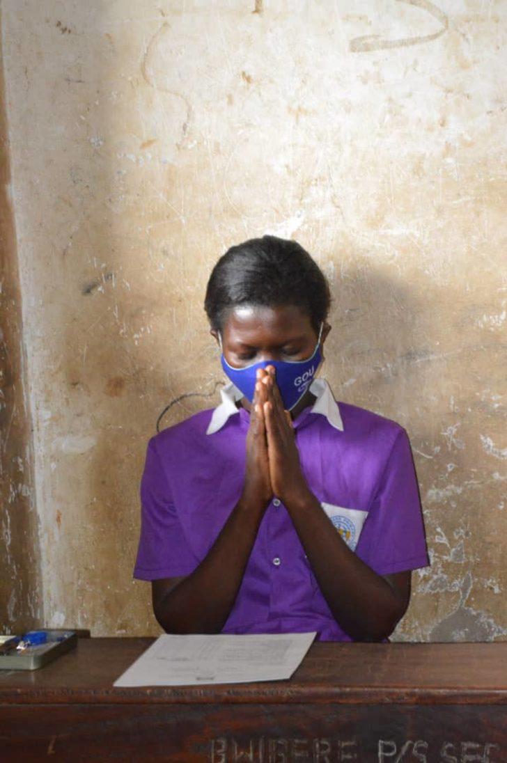 Uganda’da 38 yaşındaki kadın yıllar sonra ilkokula başladı G2